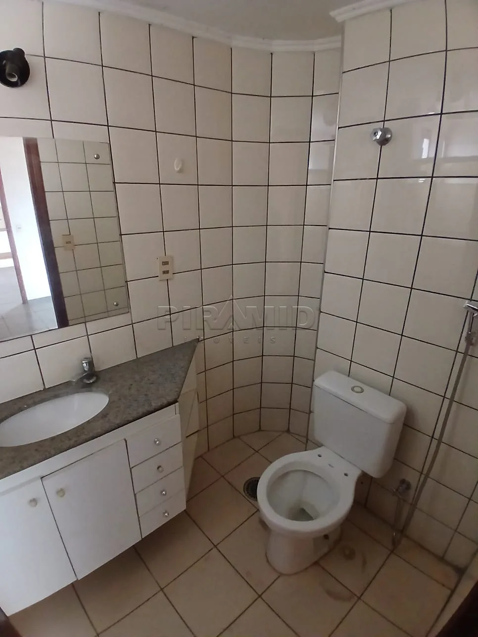 Alugar Apartamento / Padr&atilde;o em Ribeir&atilde;o Preto R$ 750,00 - Foto 3