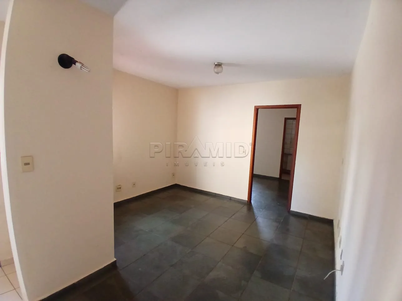 Alugar Apartamento / Padr&atilde;o em Ribeir&atilde;o Preto R$ 750,00 - Foto 1