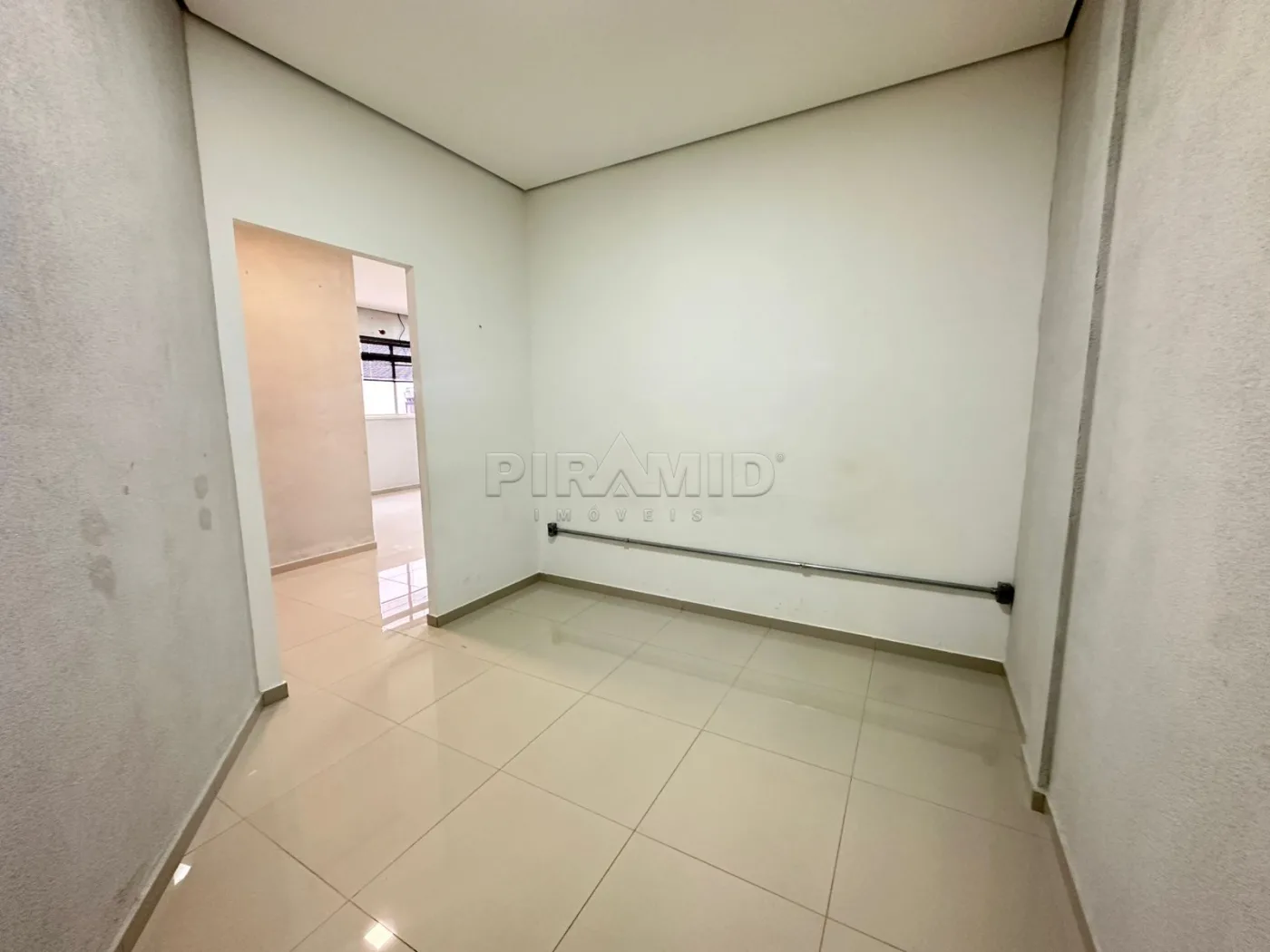 Alugar Comercial / Sala em Ribeir&atilde;o Preto R$ 2.300,00 - Foto 2