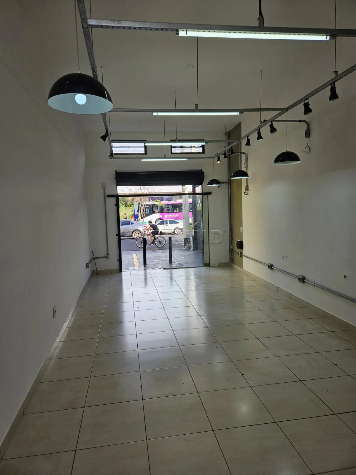 Alugar Comercial / Sal&atilde;o em Ribeir&atilde;o Preto R$ 2.500,00 - Foto 4