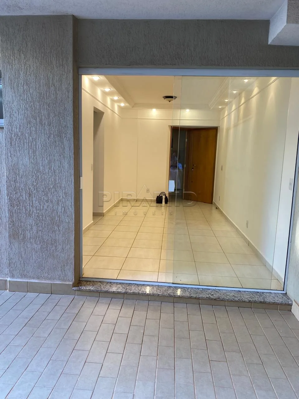 Alugar Apartamento / Padr&atilde;o em Ribeir&atilde;o Preto R$ 1.200,00 - Foto 2