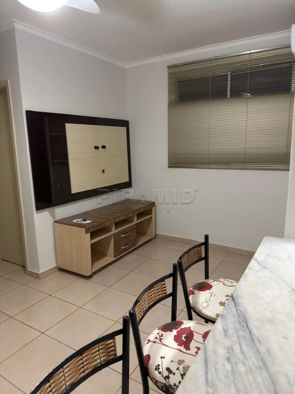 Alugar Apartamento / Padr&atilde;o em Ribeir&atilde;o Preto R$ 850,00 - Foto 1