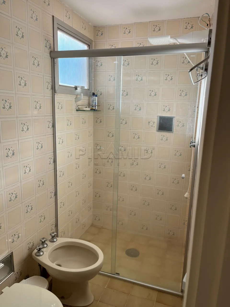 Alugar Apartamento / Padr&atilde;o em Ribeir&atilde;o Preto R$ 750,00 - Foto 4