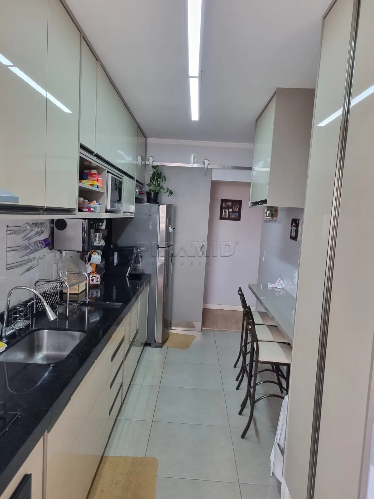 Alugar Apartamento / Padr&atilde;o em Ribeir&atilde;o Preto R$ 1.100,00 - Foto 4