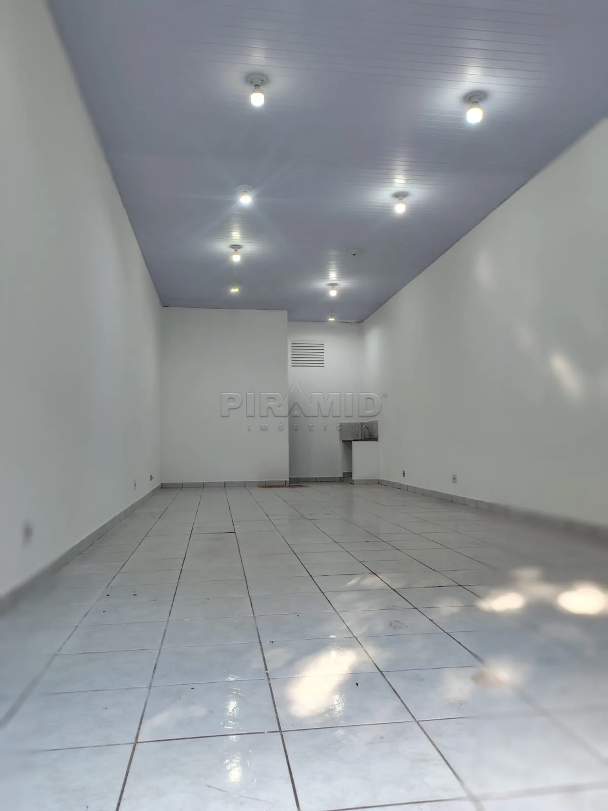 Alugar Comercial / Sal&atilde;o em Ribeir&atilde;o Preto R$ 1.550,00 - Foto 1