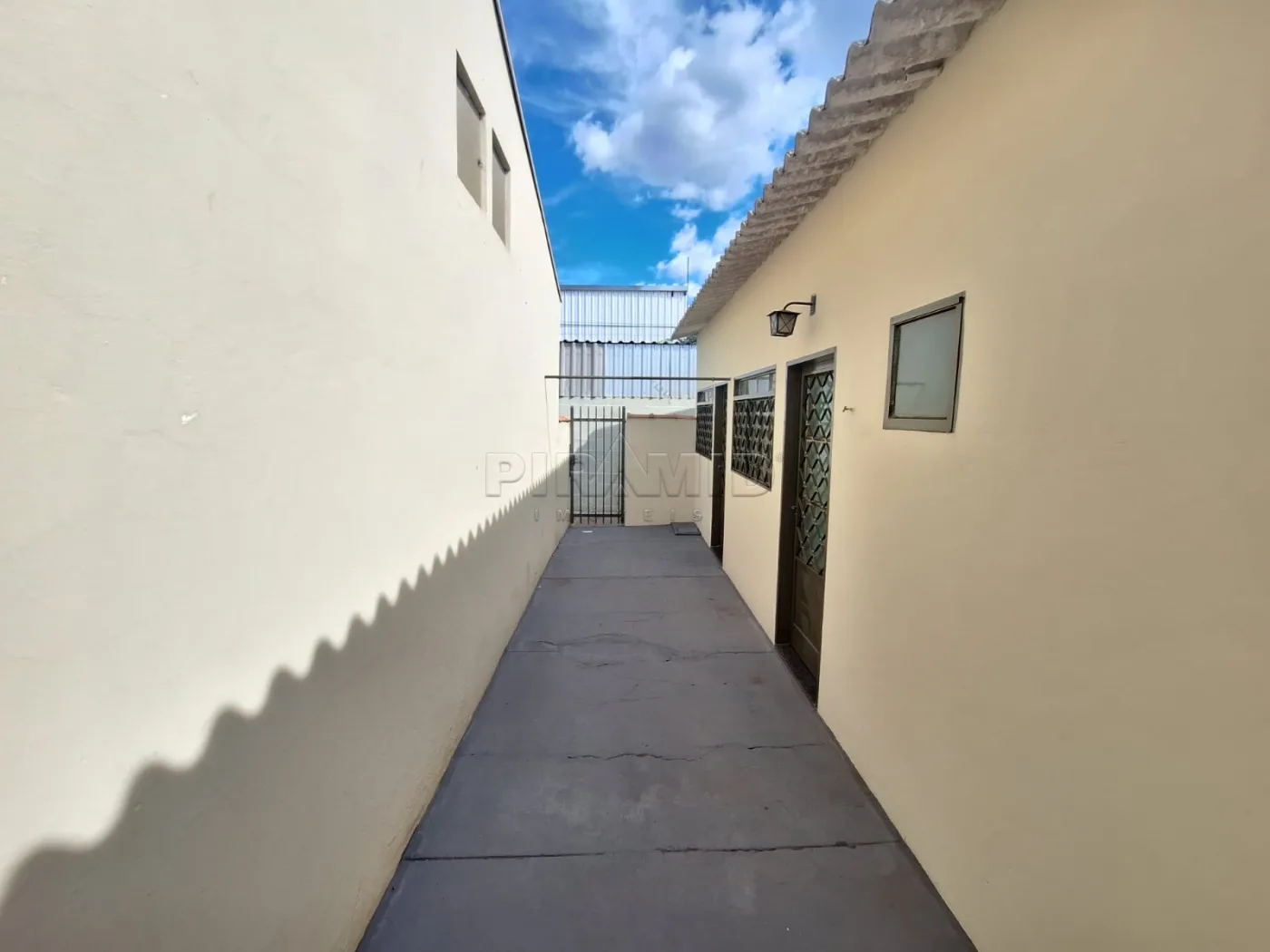 Alugar Casa / Padr&atilde;o em Ribeir&atilde;o Preto R$ 900,00 - Foto 2