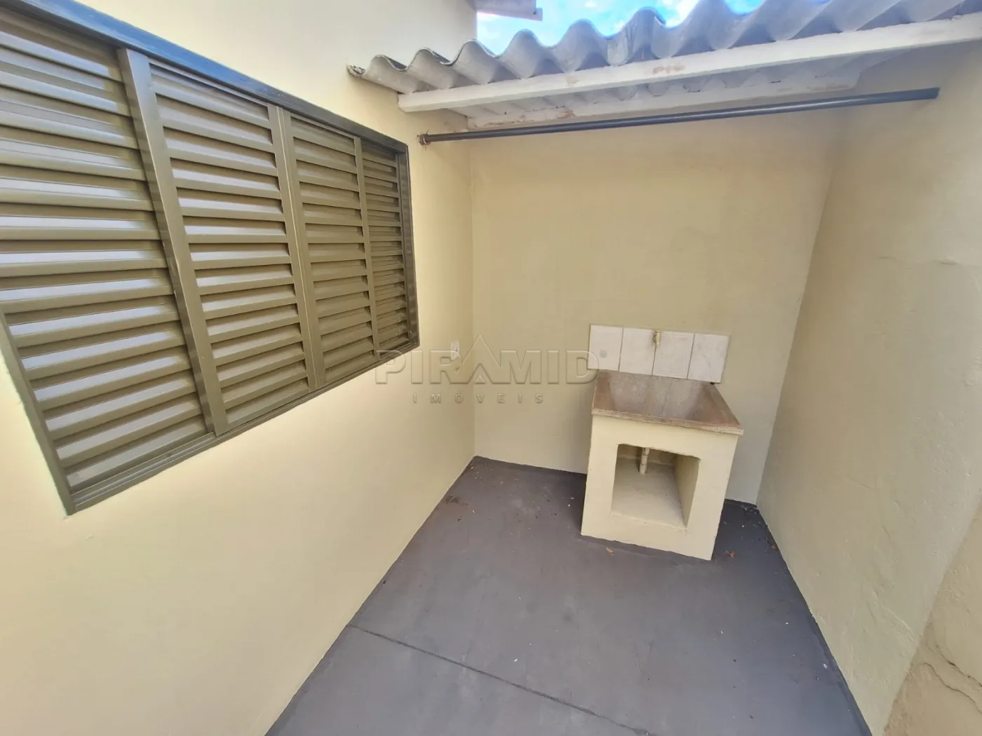 Alugar Casa / Padr&atilde;o em Ribeir&atilde;o Preto R$ 900,00 - Foto 3