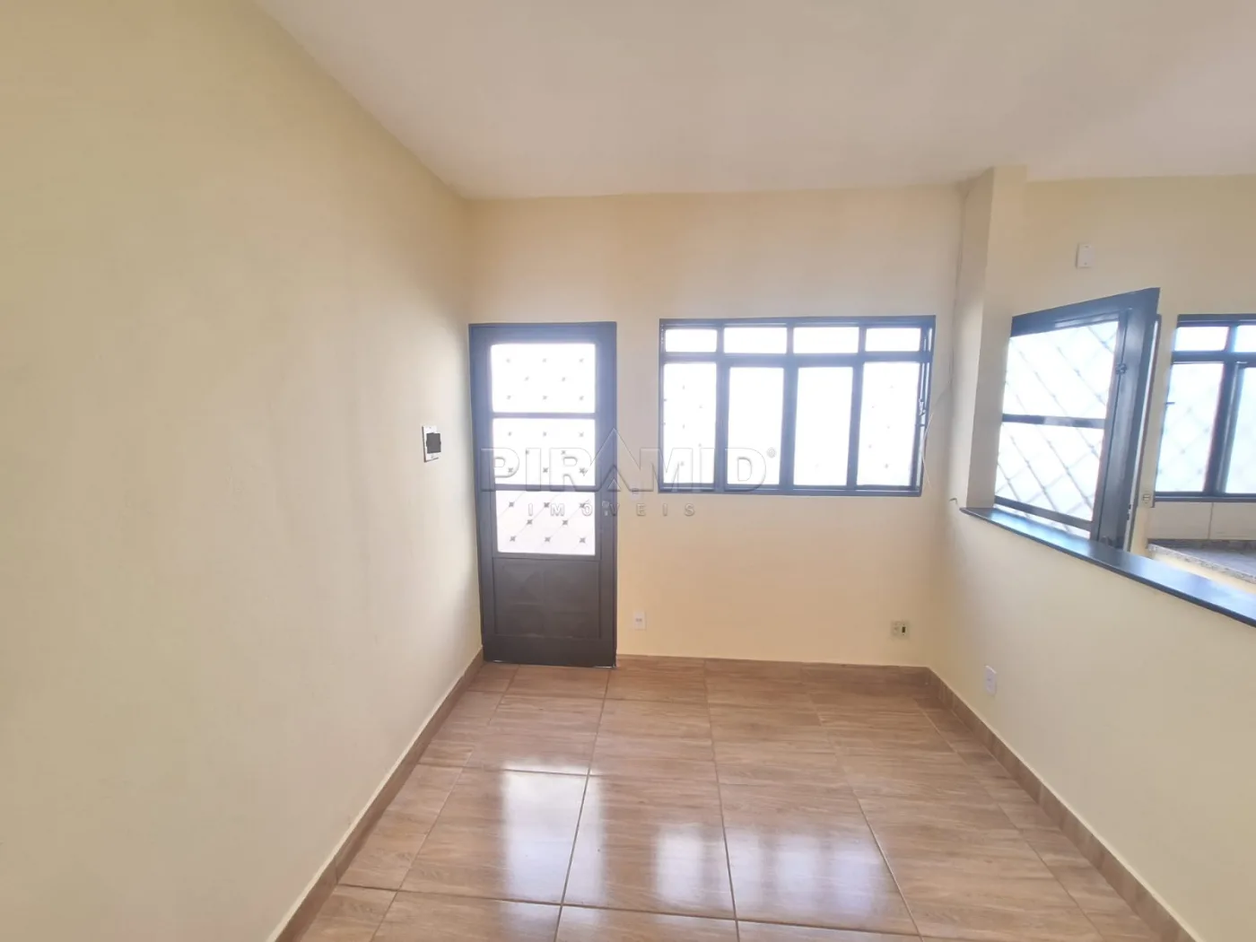 Alugar Casa / Padr&atilde;o em Ribeir&atilde;o Preto R$ 900,00 - Foto 5