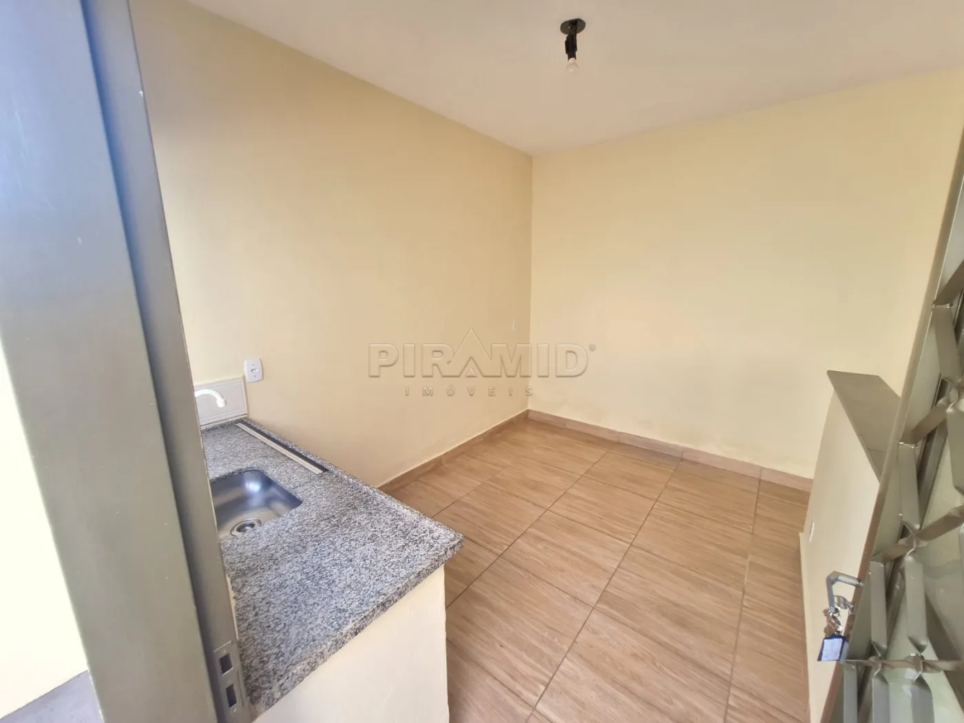 Alugar Casa / Padr&atilde;o em Ribeir&atilde;o Preto R$ 900,00 - Foto 11