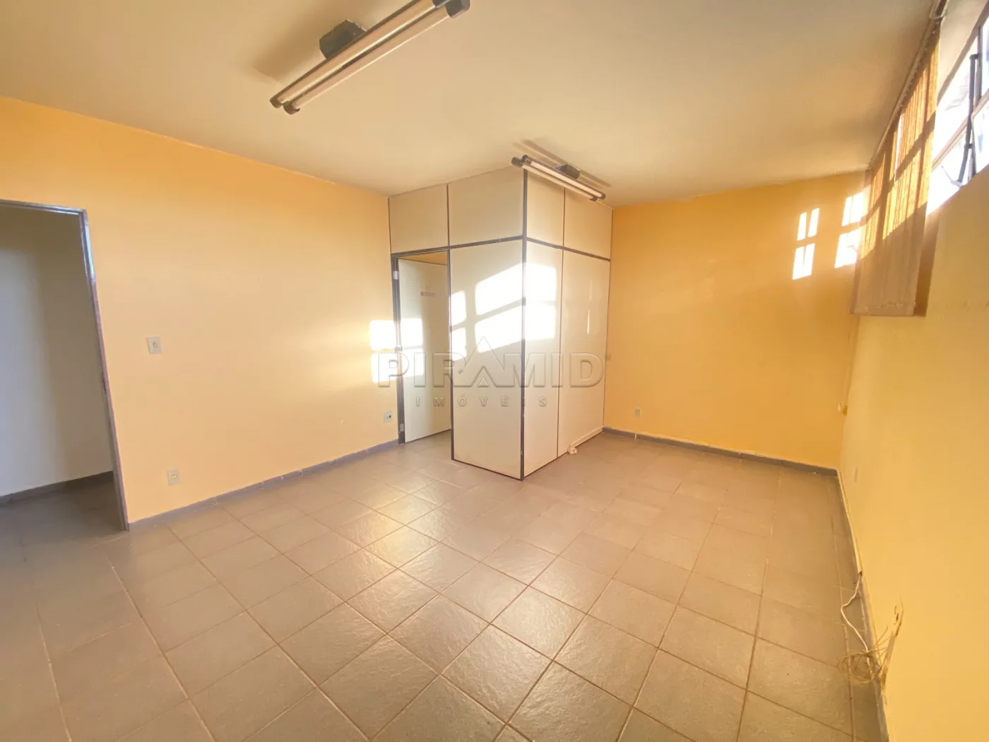 Alugar Comercial / Sala em Ribeir&atilde;o Preto R$ 700,00 - Foto 1