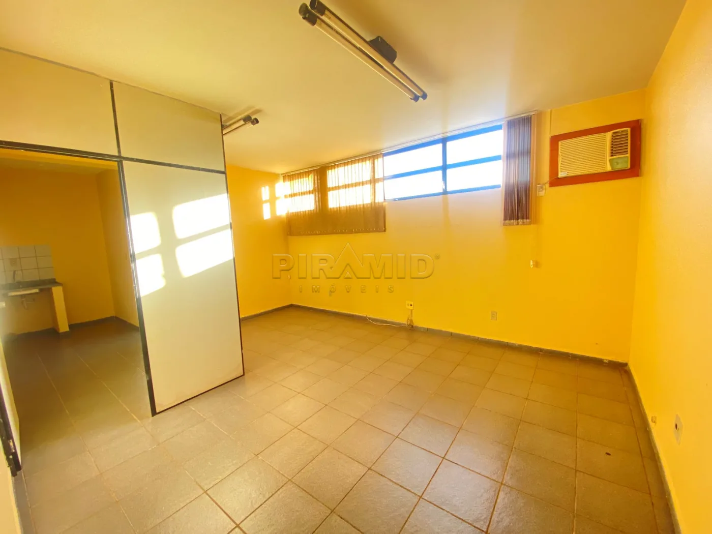 Alugar Comercial / Sala em Ribeir&atilde;o Preto R$ 700,00 - Foto 2