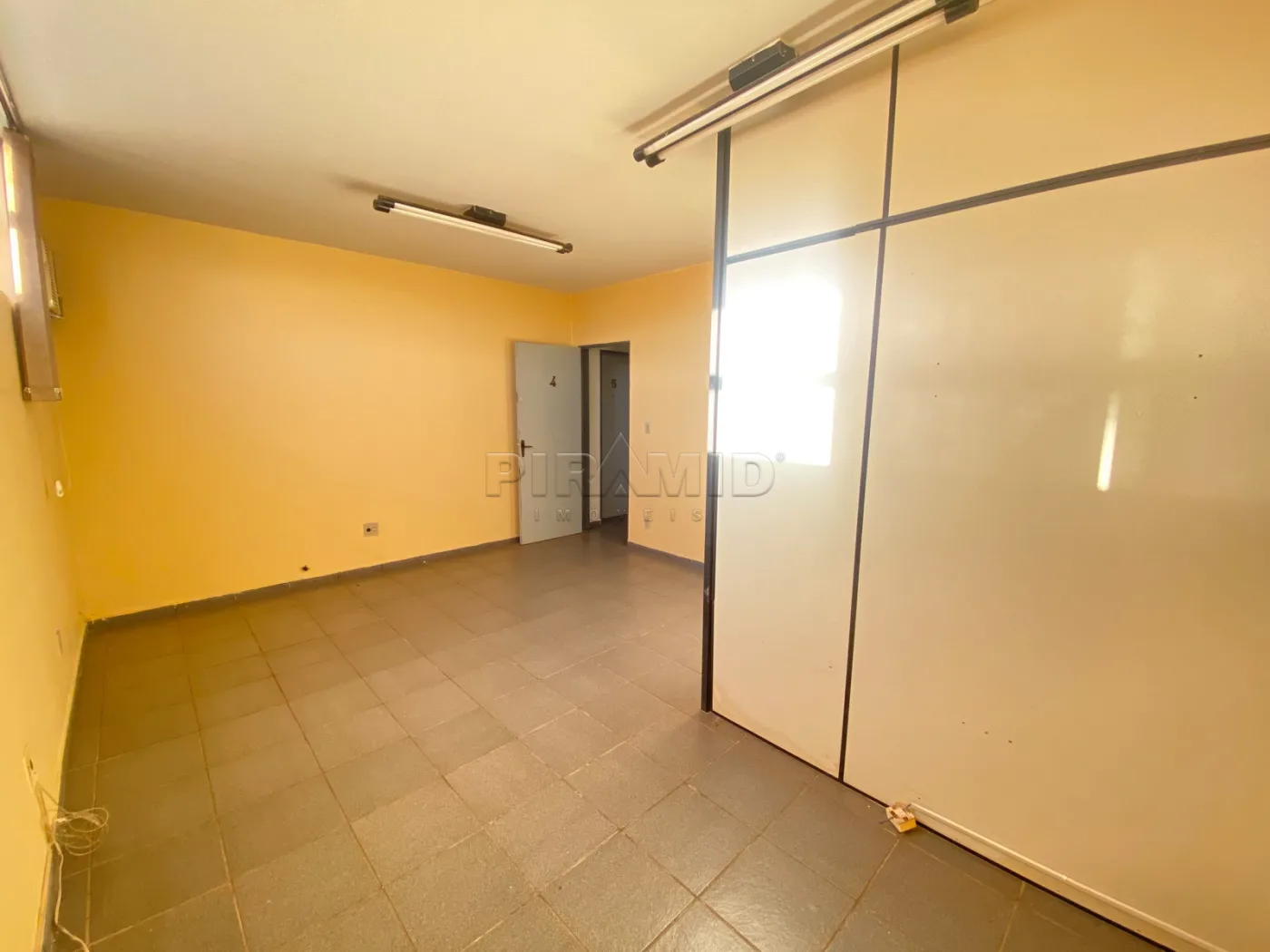 Alugar Comercial / Sala em Ribeir&atilde;o Preto R$ 700,00 - Foto 3
