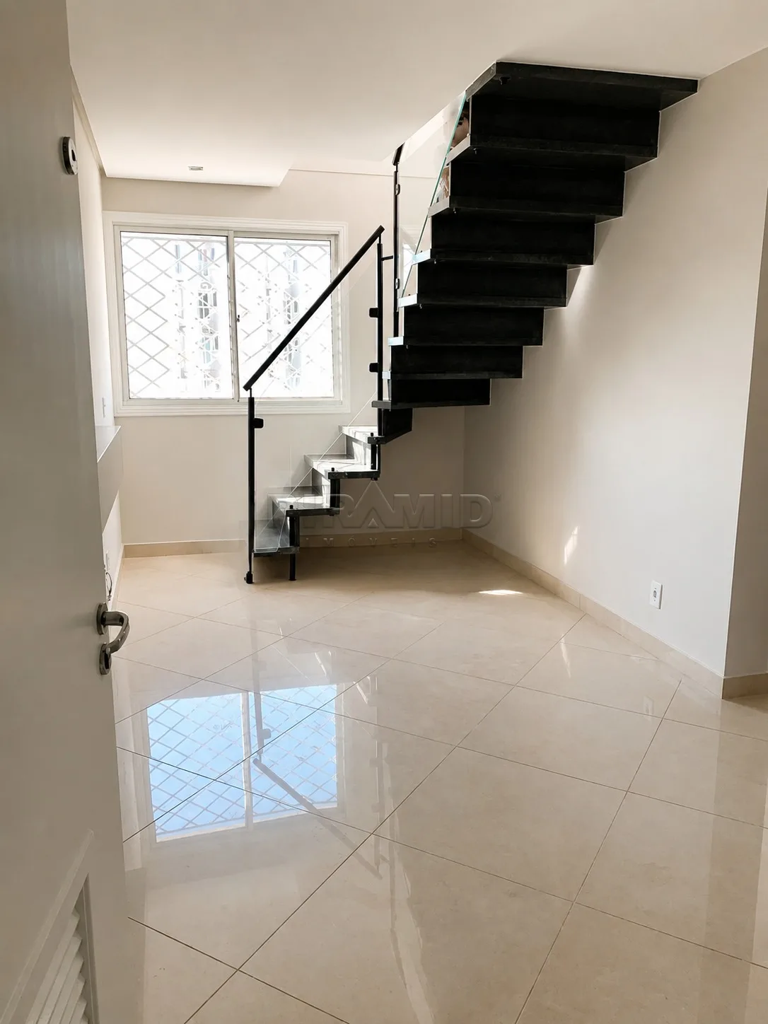 Alugar Apartamento / Cobertura em Ribeir&atilde;o Preto R$ 1.700,00 - Foto 1