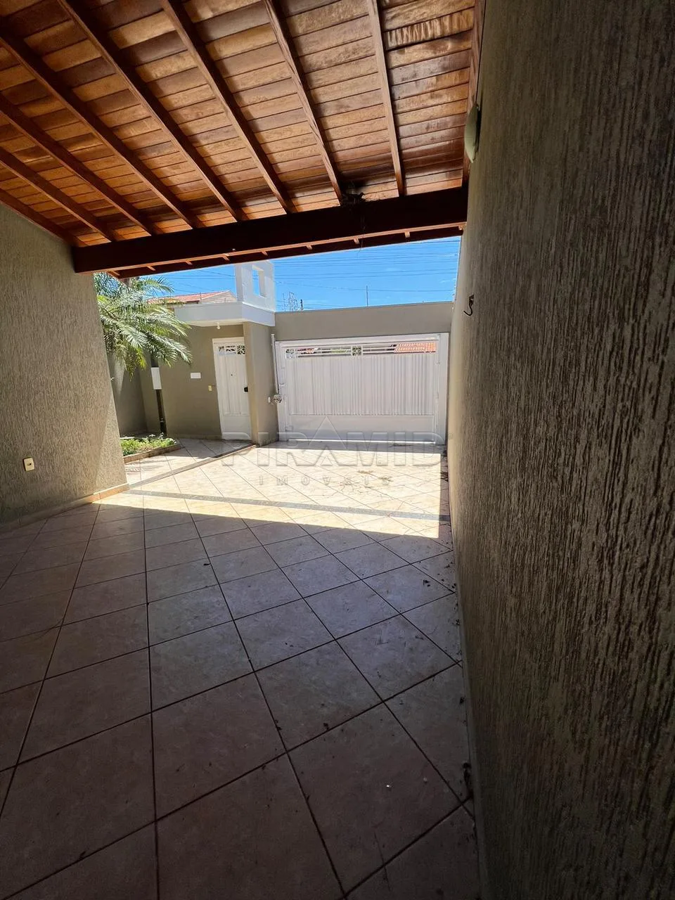 Alugar Casa / Padr&atilde;o em Ribeir&atilde;o Preto R$ 1.850,00 - Foto 1