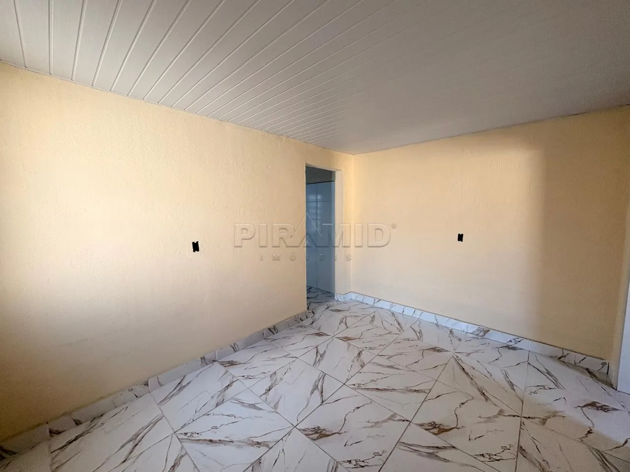 Alugar Casa / Padr&atilde;o em Ribeir&atilde;o Preto R$ 800,00 - Foto 4