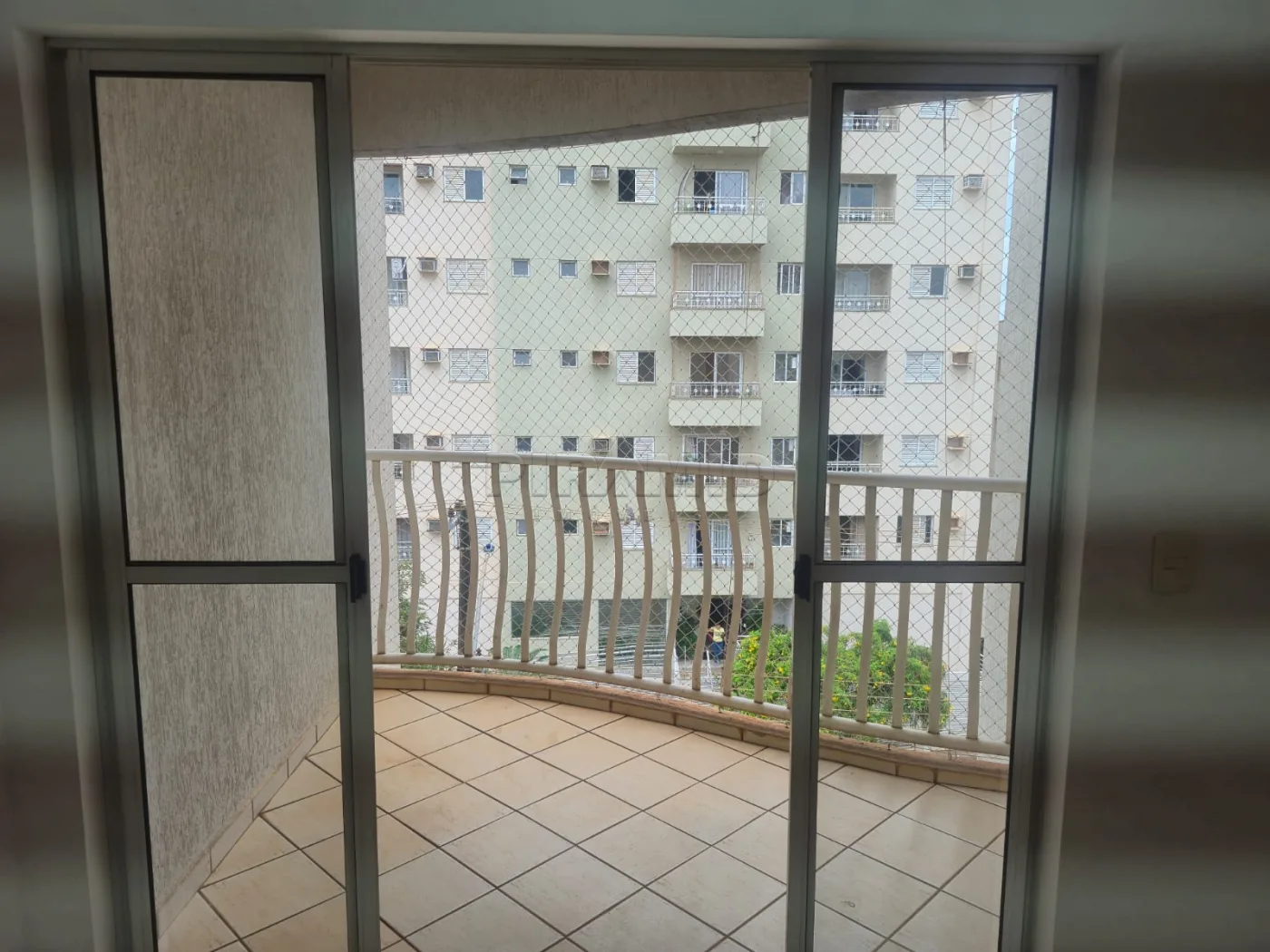 Alugar Apartamento / Padr&atilde;o em Ribeir&atilde;o Preto R$ 1.600,00 - Foto 4