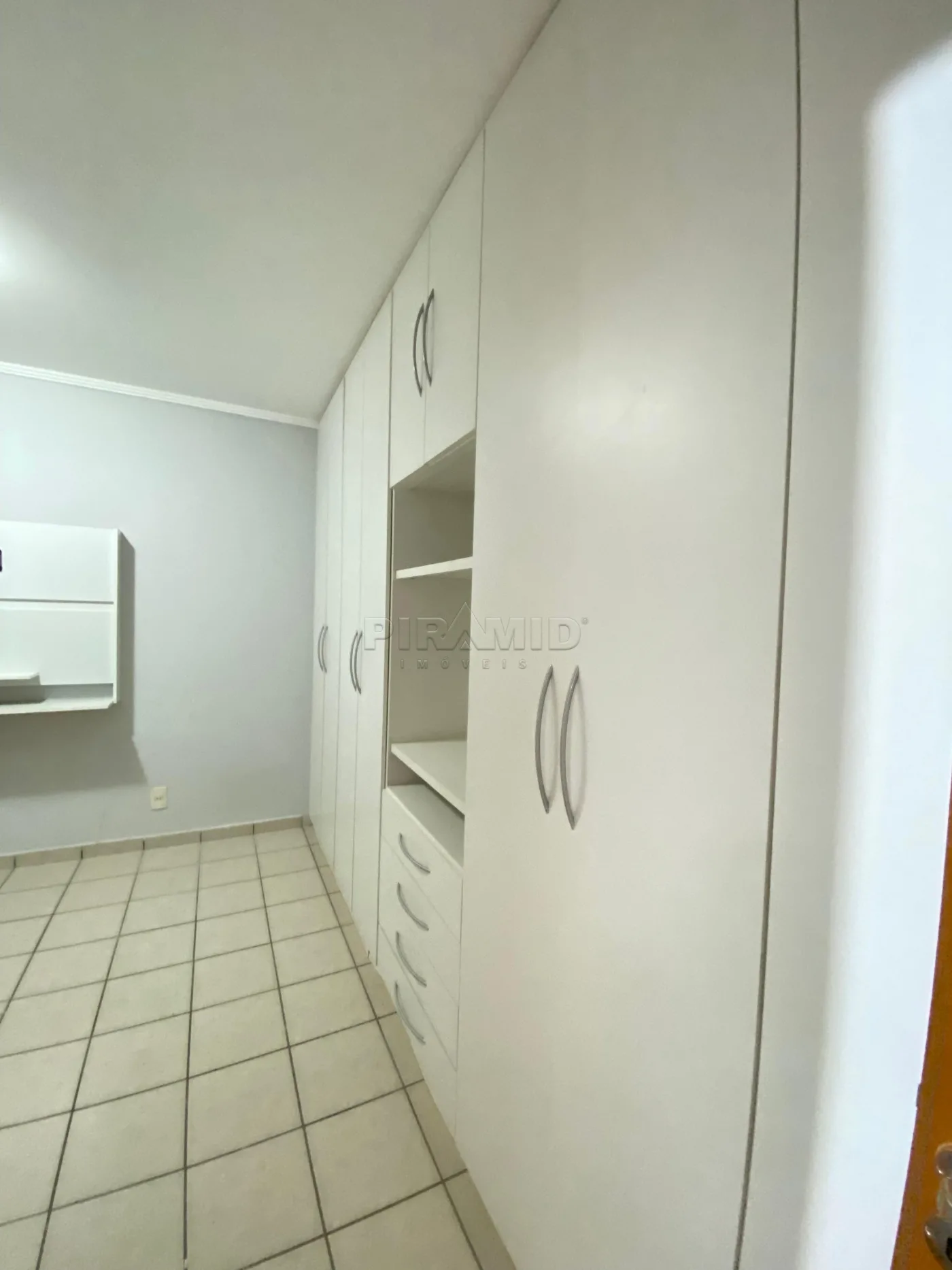 Alugar Apartamento / Padr&atilde;o em Ribeir&atilde;o Preto R$ 1.200,00 - Foto 4