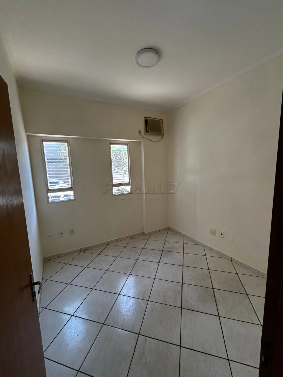 Alugar Comercial / Sala em Ribeir&atilde;o Preto R$ 1.600,00 - Foto 2