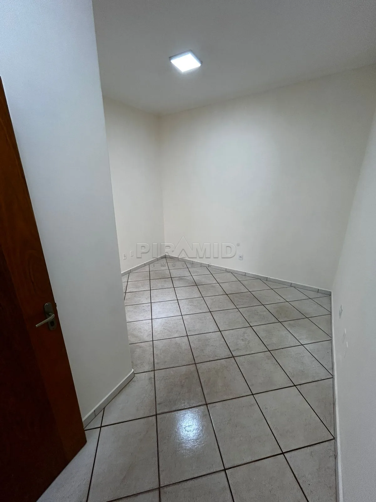 Alugar Comercial / Sala em Ribeir&atilde;o Preto R$ 1.600,00 - Foto 3