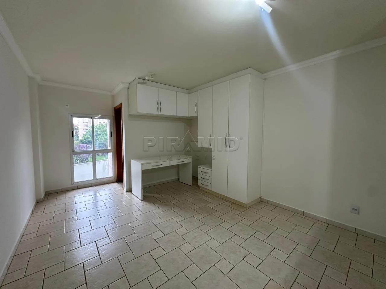 Alugar Apartamento / Kitchnet em Ribeir&atilde;o Preto R$ 1.050,00 - Foto 1