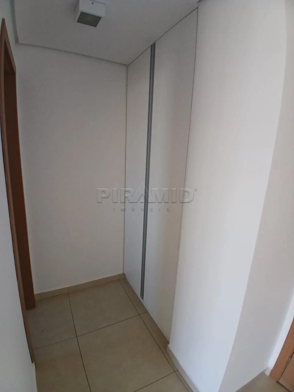 Alugar Apartamento / Kitchnet em Ribeir&atilde;o Preto R$ 1.800,00 - Foto 3