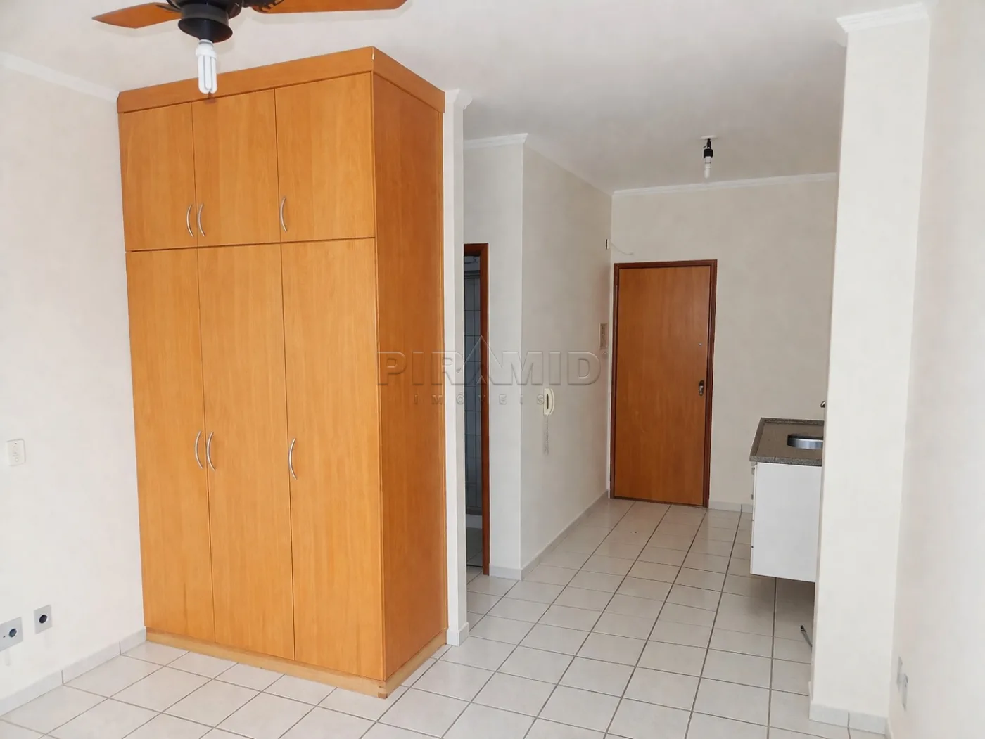 Alugar Apartamento / Kitchnet em Ribeir&atilde;o Preto R$ 1.100,00 - Foto 2