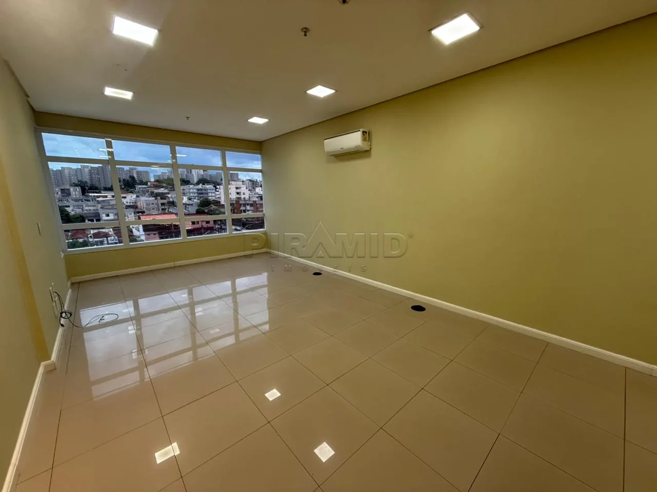 Alugar Comercial / Sala em Ribeir&atilde;o Preto R$ 2.200,00 - Foto 2