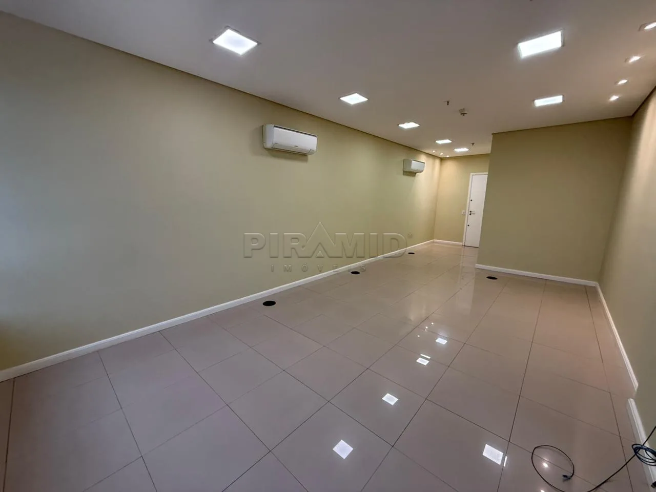 Alugar Comercial / Sala em Ribeir&atilde;o Preto R$ 2.200,00 - Foto 4
