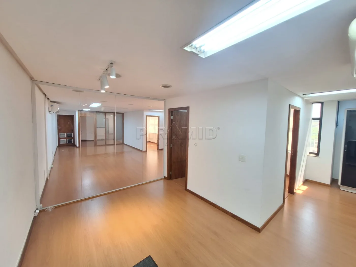 Alugar Comercial / Sala em Ribeir&atilde;o Preto R$ 4.100,00 - Foto 1