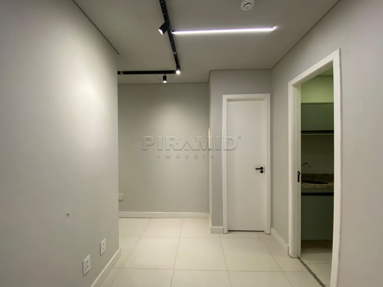 Alugar Comercial / Sala em Ribeir&atilde;o Preto R$ 3.000,00 - Foto 1