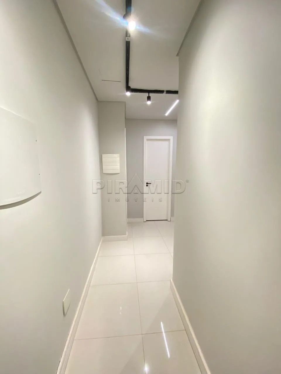 Alugar Comercial / Sala em Ribeir&atilde;o Preto R$ 3.000,00 - Foto 2