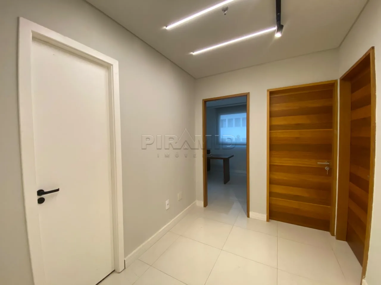 Alugar Comercial / Sala em Ribeir&atilde;o Preto R$ 3.000,00 - Foto 3