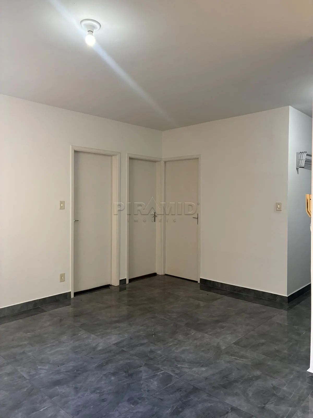 Alugar Apartamento / Padr&atilde;o em Ribeir&atilde;o Preto R$ 1.250,00 - Foto 2