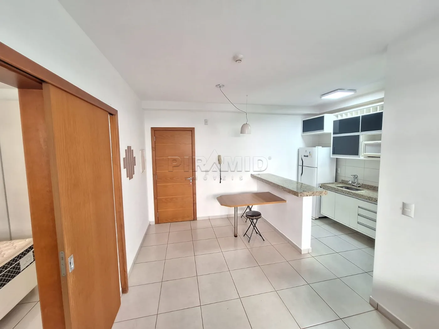 Alugar Apartamento / Padr&atilde;o em Ribeir&atilde;o Preto R$ 1.800,00 - Foto 4