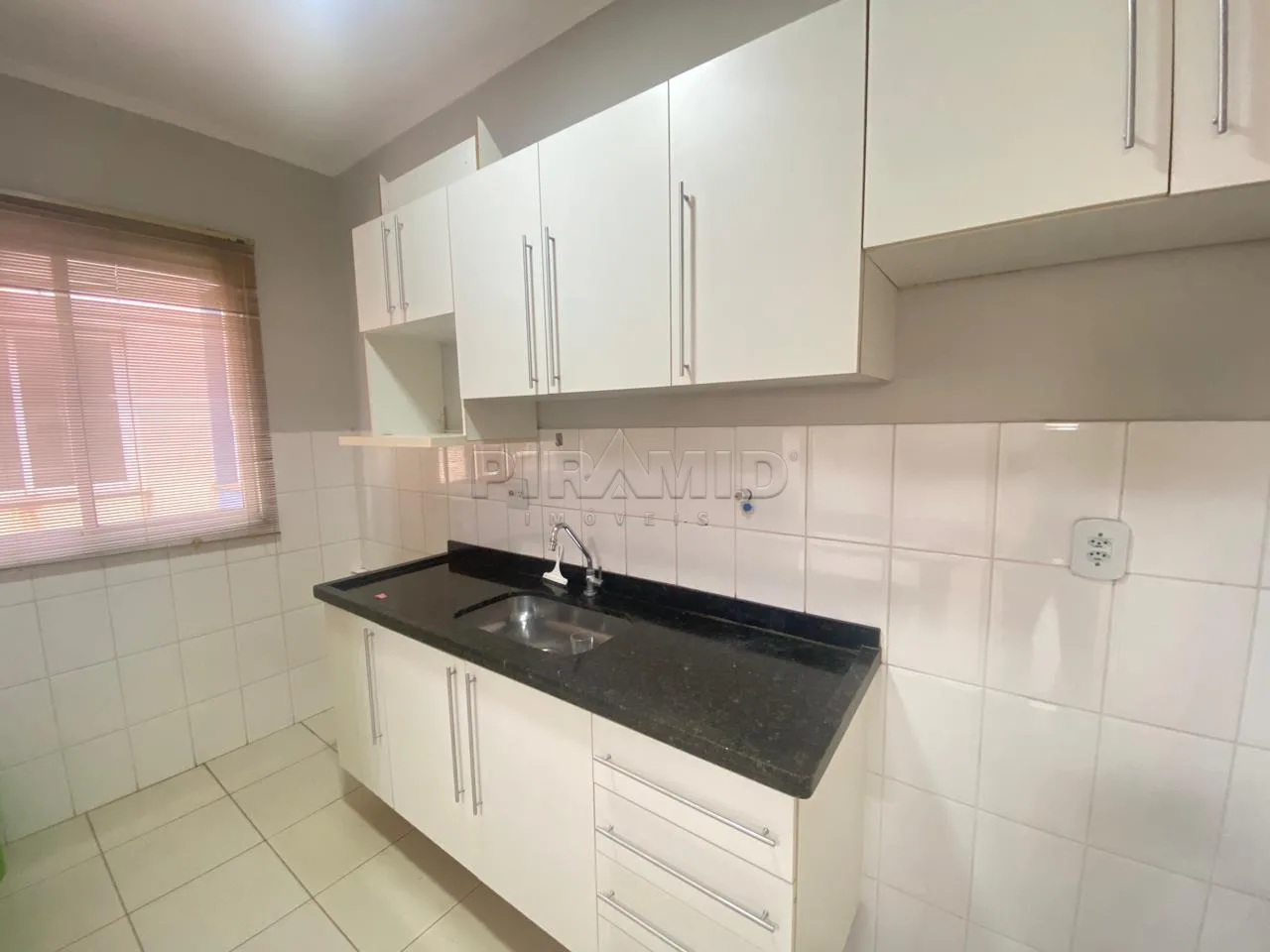 Alugar Apartamento / Padr&atilde;o em Ribeir&atilde;o Preto R$ 900,00 - Foto 4