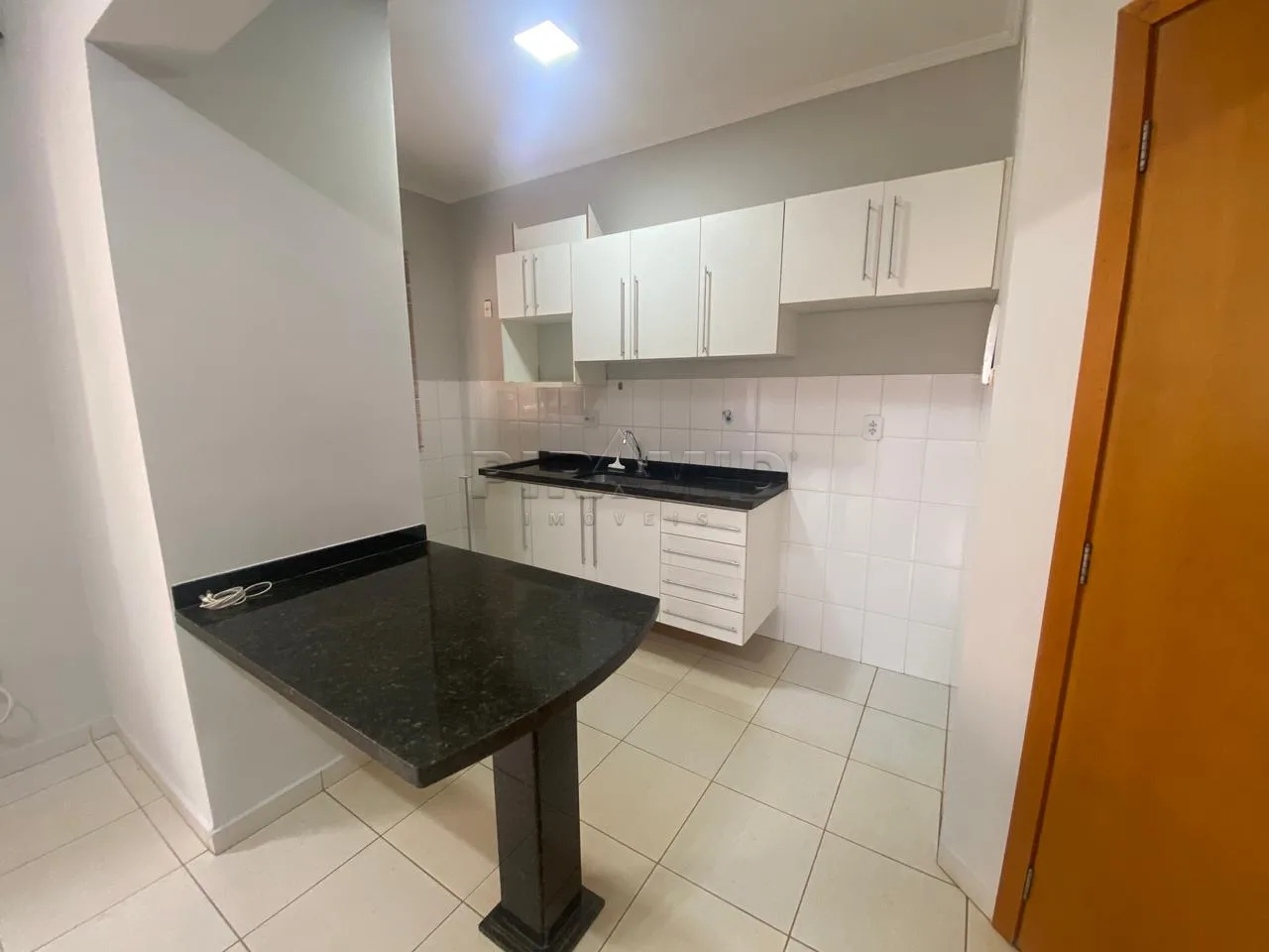 Alugar Apartamento / Padr&atilde;o em Ribeir&atilde;o Preto R$ 900,00 - Foto 3