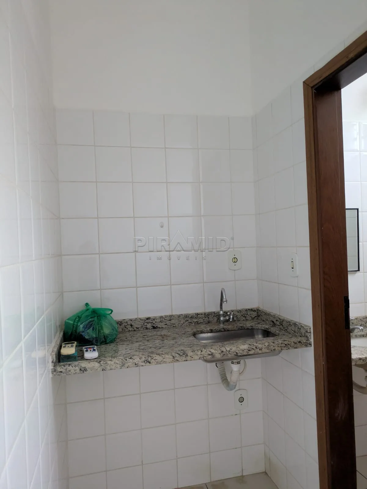 Alugar Comercial / Sala em Ribeir&atilde;o Preto R$ 1.600,00 - Foto 4