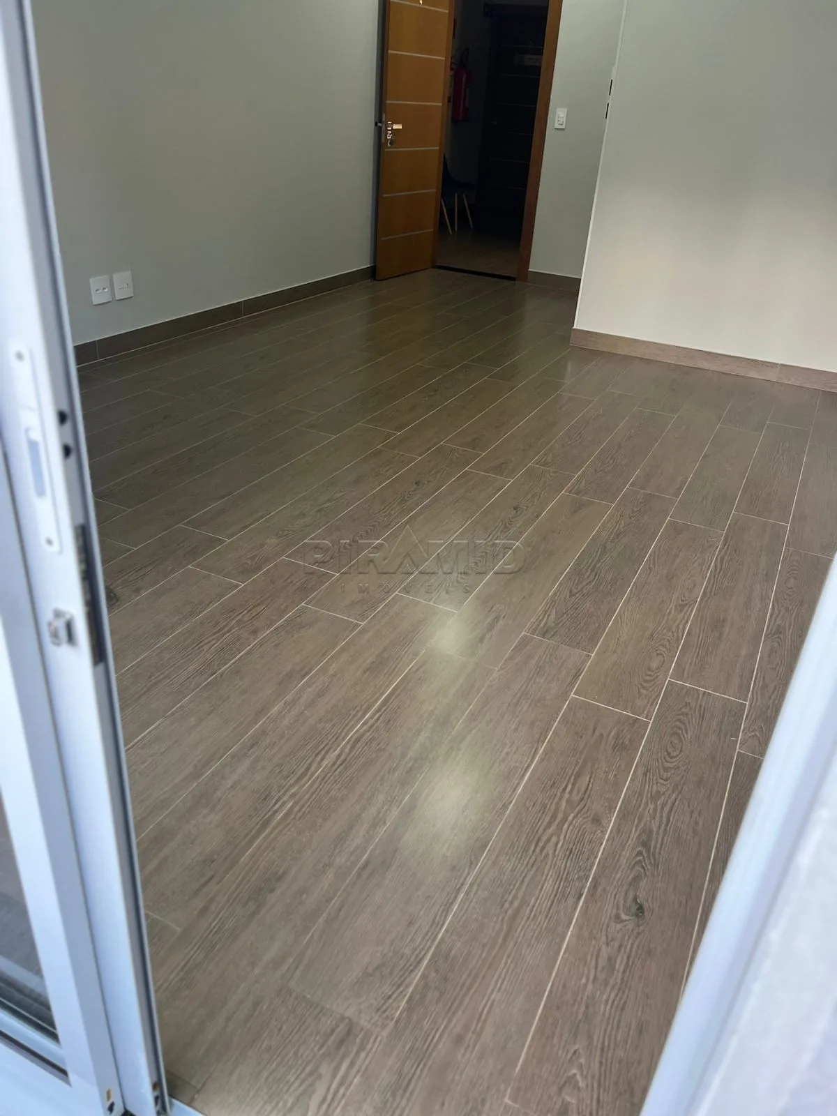 Alugar Comercial / Sala em Ribeir&atilde;o Preto R$ 1.500,00 - Foto 2