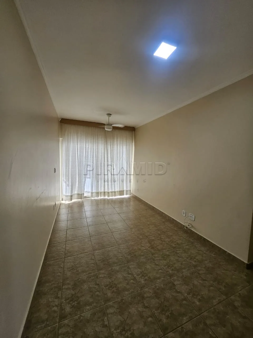 Alugar Apartamento / Padr&atilde;o em Ribeir&atilde;o Preto R$ 1.200,00 - Foto 1