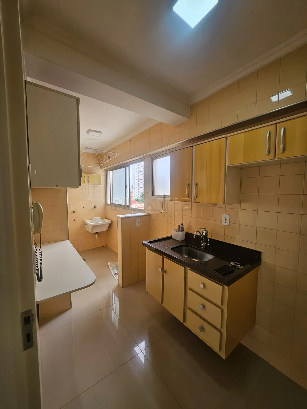 Alugar Apartamento / Padr&atilde;o em Ribeir&atilde;o Preto R$ 1.200,00 - Foto 5