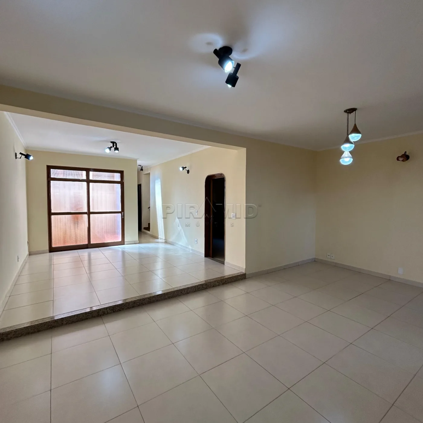 Alugar Casa / Padr&atilde;o em Ribeir&atilde;o Preto R$ 4.000,00 - Foto 1
