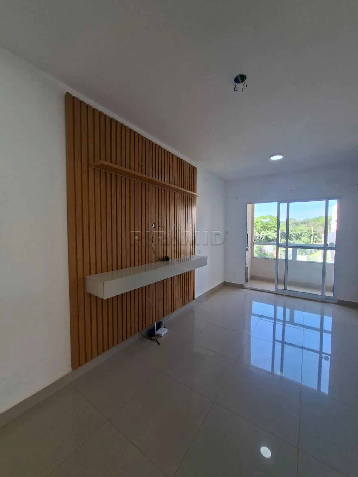 Alugar Apartamento / Padr&atilde;o em Ribeir&atilde;o Preto R$ 1.650,00 - Foto 2