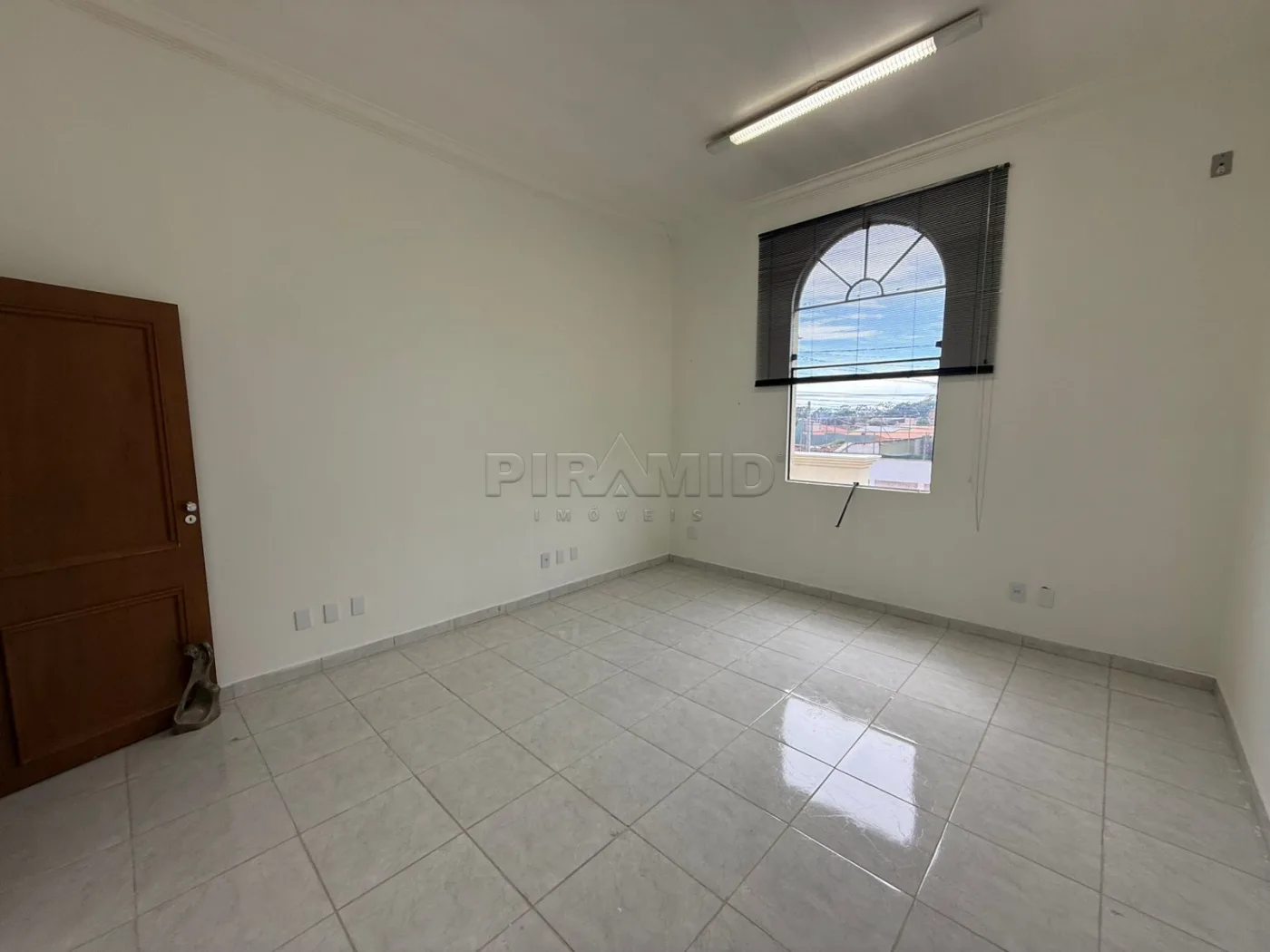 Alugar Comercial / Sala em Ribeir&atilde;o Preto R$ 1.350,00 - Foto 2