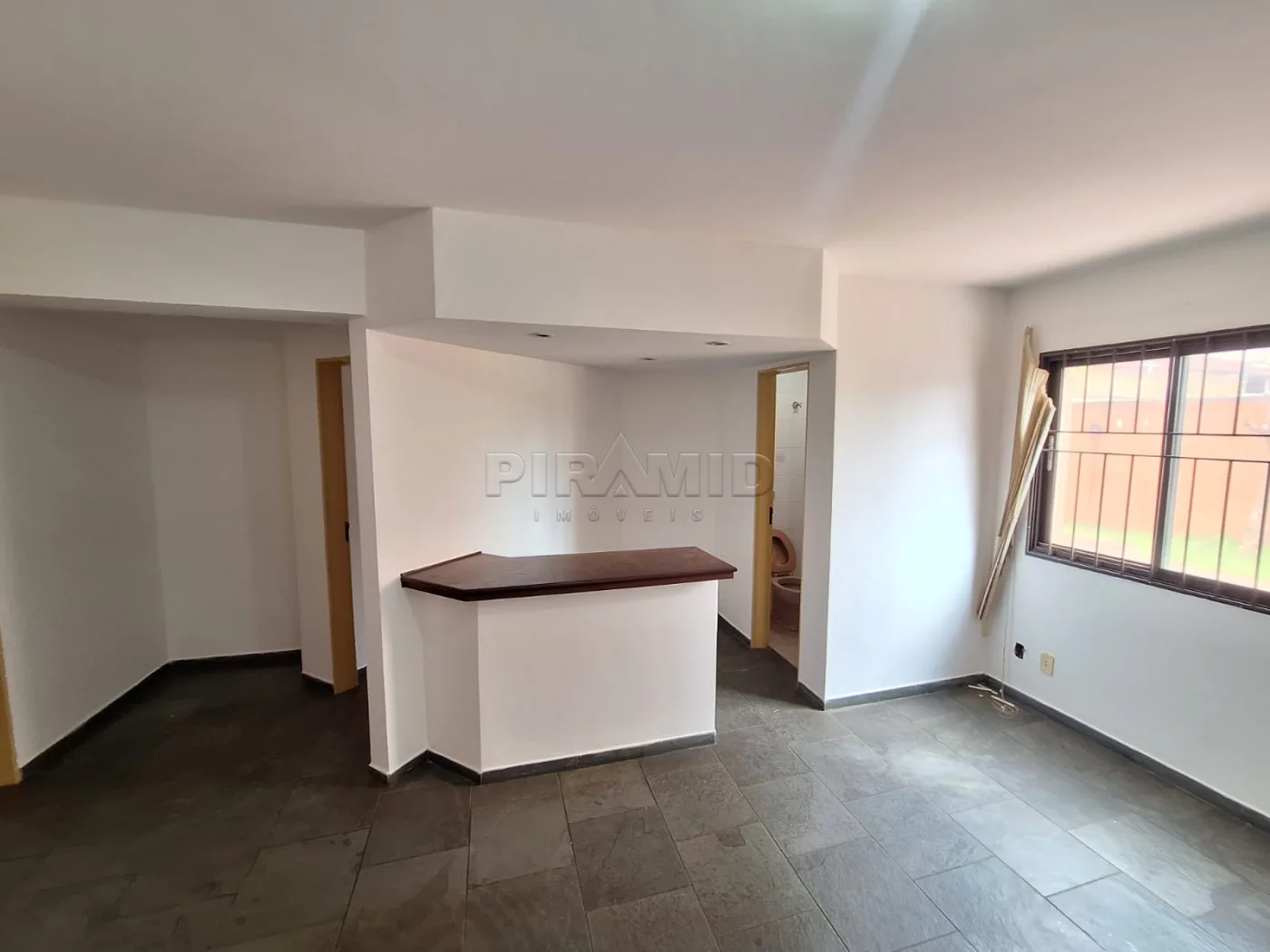 Alugar Apartamento / Padr&atilde;o em Ribeir&atilde;o Preto R$ 1.100,00 - Foto 1