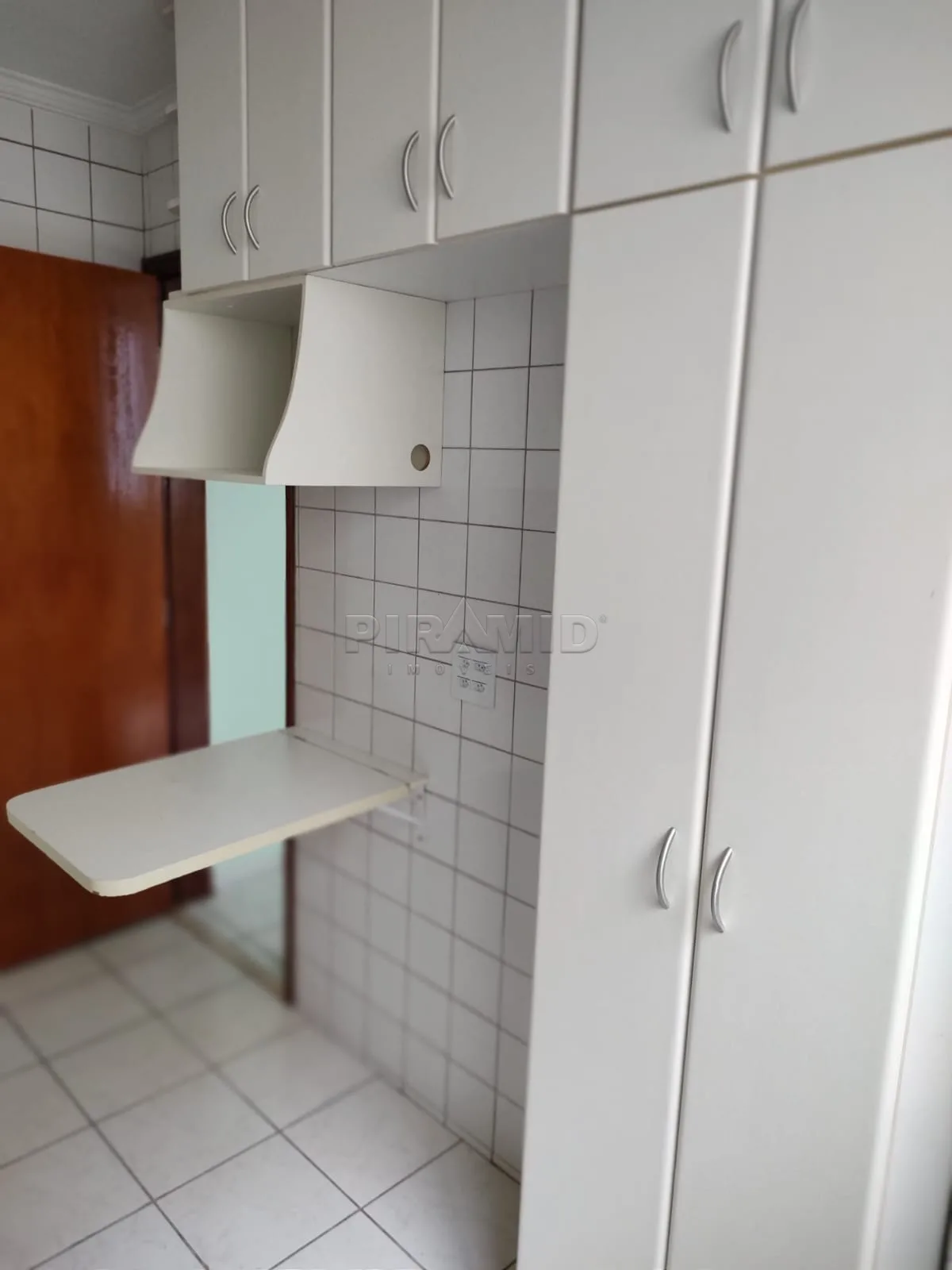 Alugar Apartamento / Padr&atilde;o em Ribeir&atilde;o Preto R$ 1.500,00 - Foto 4