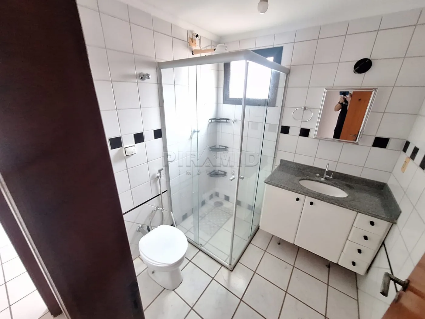 Alugar Apartamento / Padr&atilde;o em Ribeir&atilde;o Preto R$ 1.500,00 - Foto 4