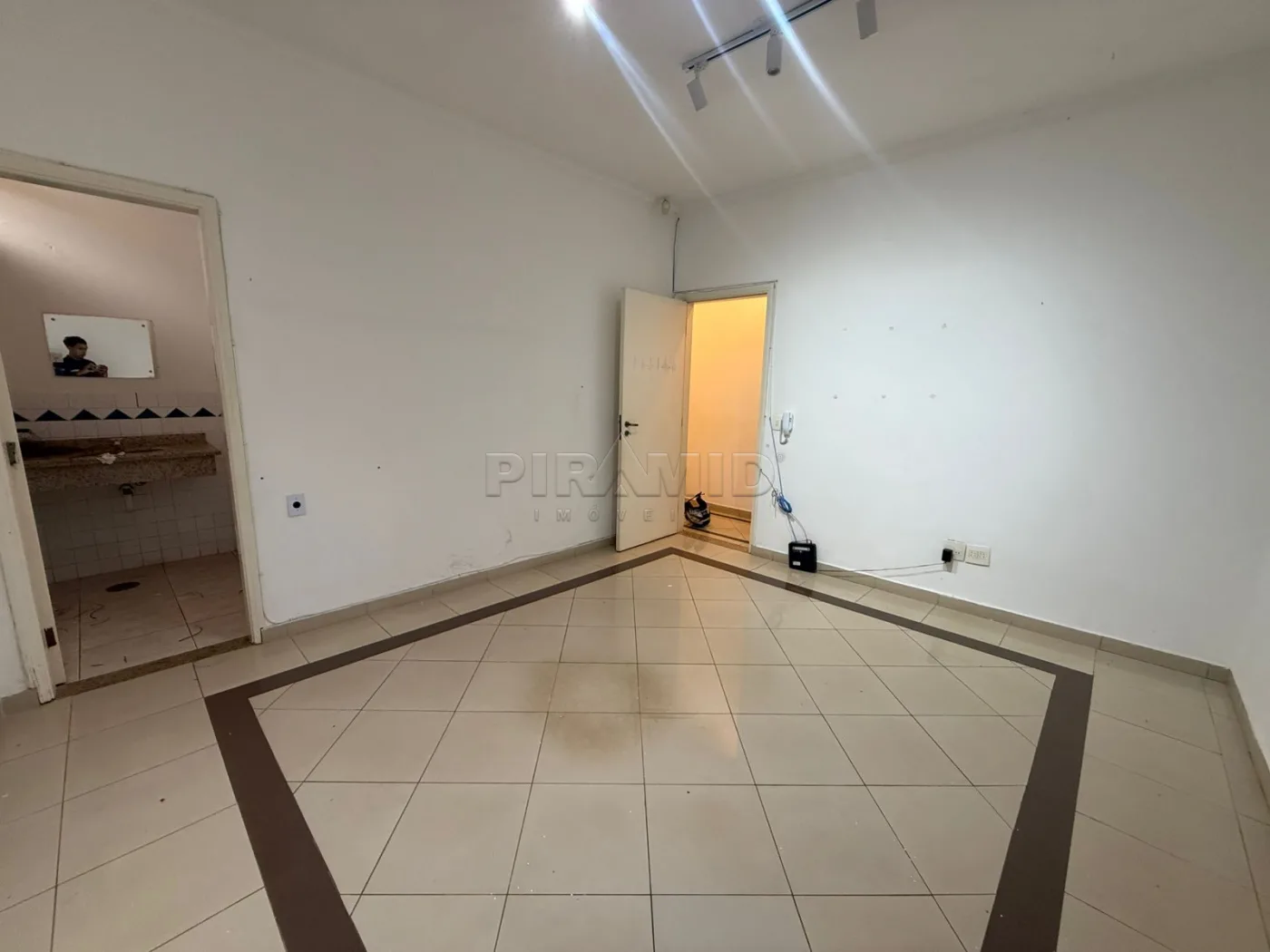 Alugar Comercial / Sala em Ribeir&atilde;o Preto R$ 800,00 - Foto 2