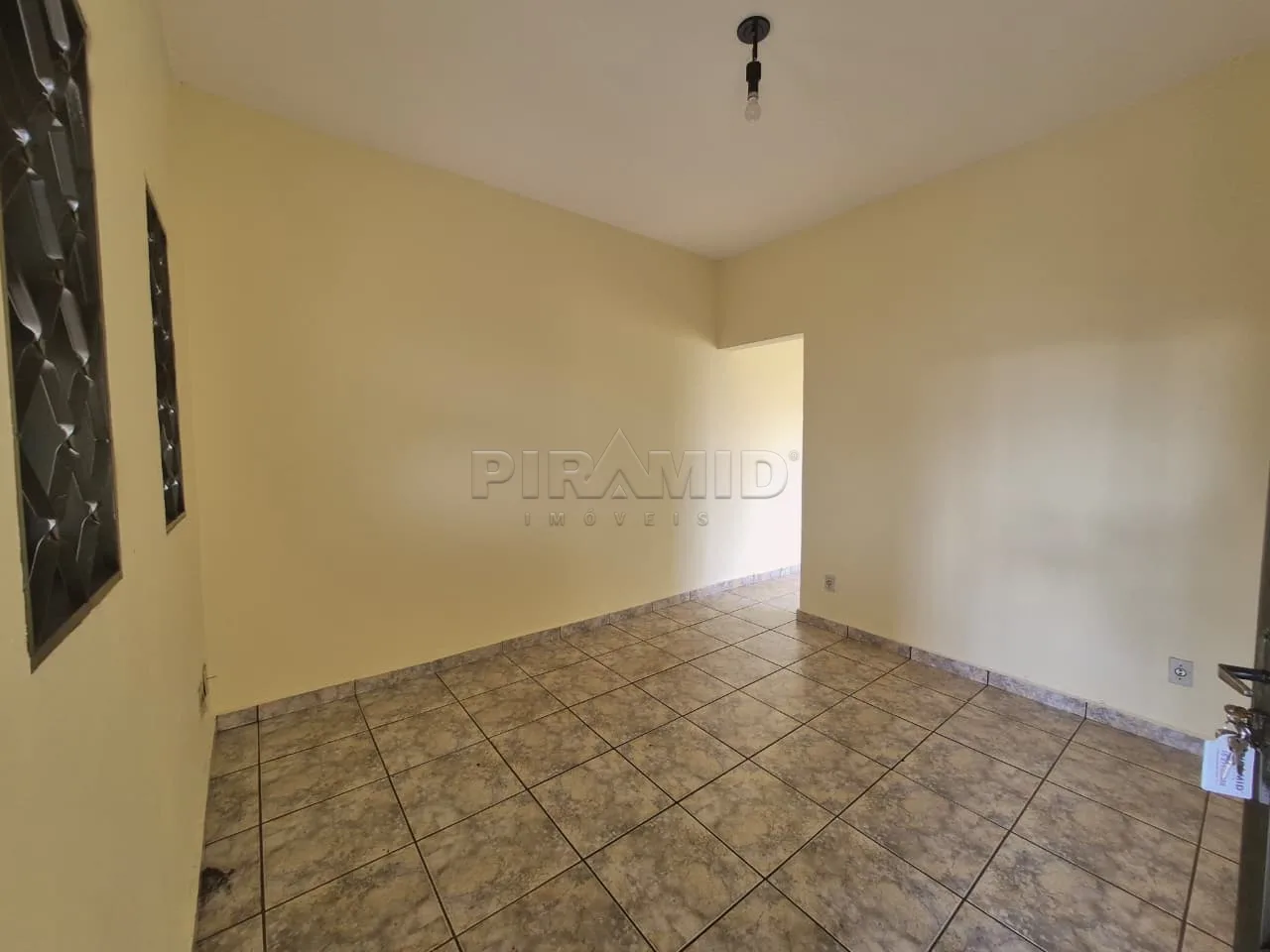Alugar Casa / Padr&atilde;o em Ribeir&atilde;o Preto R$ 1.500,00 - Foto 3