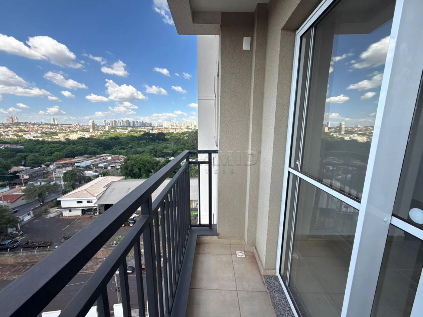 Alugar Apartamento / Padr&atilde;o em Ribeir&atilde;o Preto R$ 1.200,00 - Foto 4