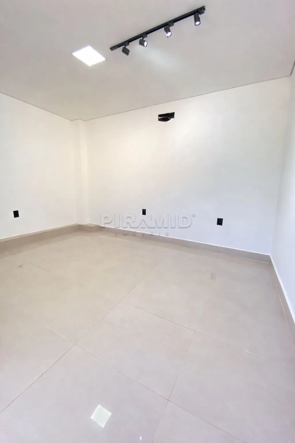 Alugar Comercial / Sala em Ribeir&atilde;o Preto R$ 1.000,00 - Foto 2